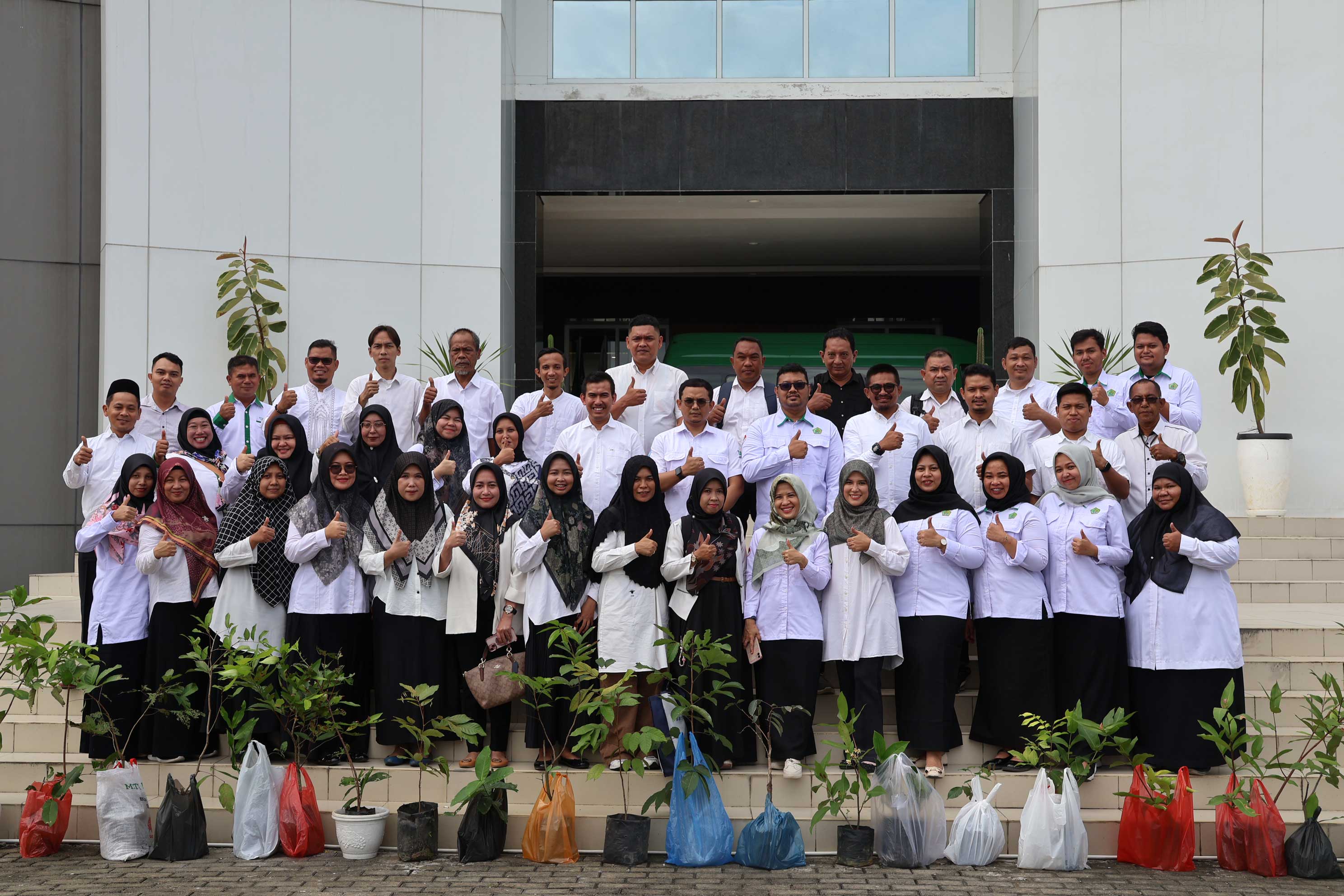 PPPK Baru Kemenag UINSU Tanam Pohon di Dua Kampus, Dukung Penguatan Ekoteologi dalam Program Asta Protas