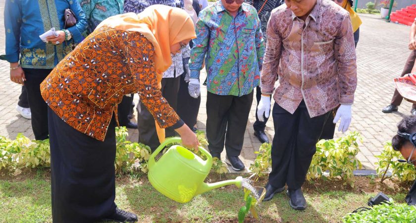 Simbol Komitmen Ekoteologi: PBAK UINSU 2025 Ditandai dengan Penanaman Pohon