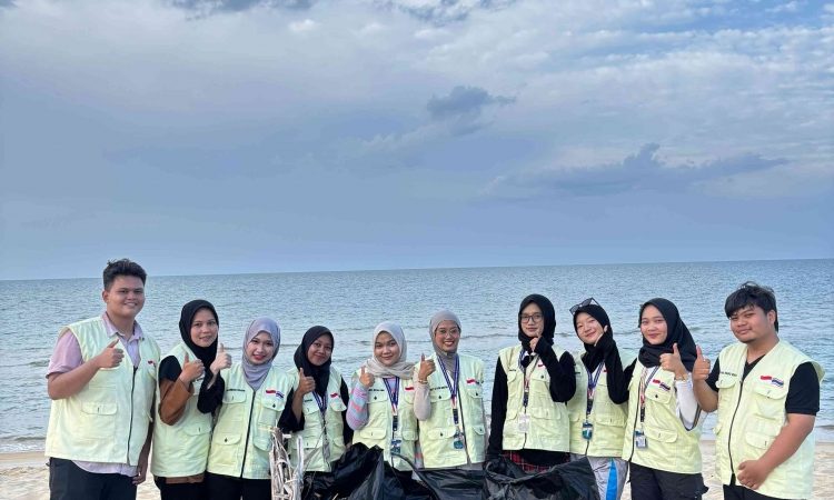 Mahasiswa KKN Internasional UINSU Gelar Aksi Bersih-Bersih Pantai di Pattani