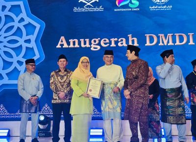 Rektor UINSU Medan Terima Anugerah Tun Fatimah DMDI 2025
