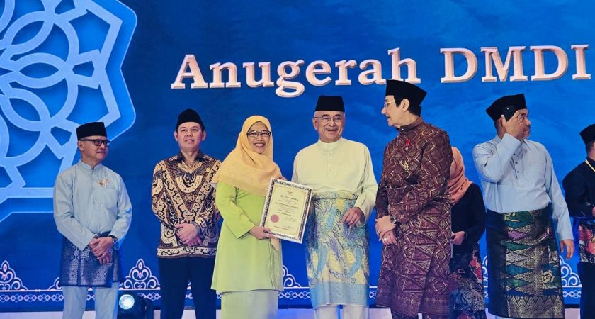 Rektor UINSU Medan Terima Anugerah Tun Fatimah DMDI 2025