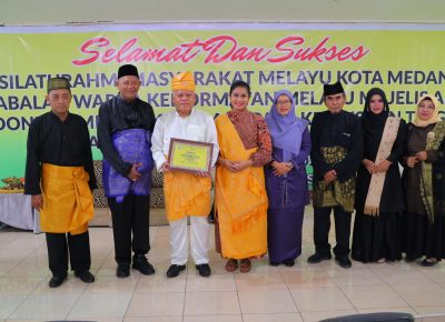 Rektor UINSU Medan, Prof. Dr. Nurhayati, M.Ag. Dianugerahi Penghargaan Sebagai Tokoh Srikandi Melayu