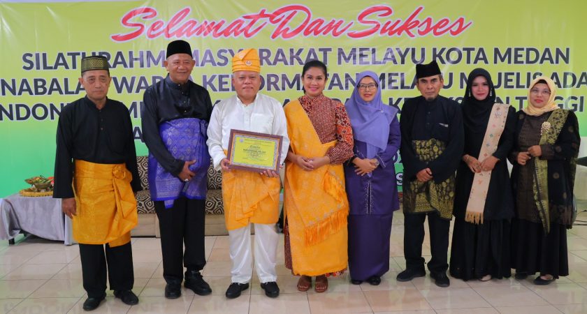 Rektor UINSU Medan, Prof. Dr. Nurhayati, M.Ag. Dianugerahi Penghargaan Sebagai Tokoh Srikandi Melayu