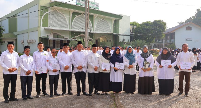 UINSU Peduli: Rektor Melalui BANSOS UINSU Serahkan Bantuan Sosial Rp180 Juta bagi 147 Pegawai Terdampak Banjir