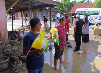 UINSU Serahkan Bantuan untuk 48 Mahasiswa Terdampak Banjir di Tanjung Pura