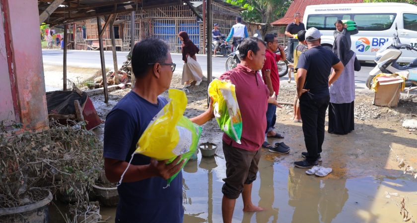 UINSU Serahkan Bantuan untuk 48 Mahasiswa Terdampak Banjir di Tanjung Pura
