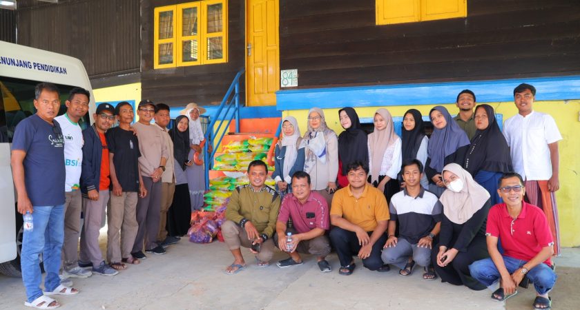 Rektor UINSU dan Tim Salurkan Bantuan ke Mahasiswa di Pangkalan Brandan dan Besitang