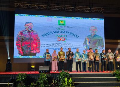Timbalan Perdana Menteri Malaysia Ahmad Zahid Hamidi Serahkan Penghargaan kepada Rektor UINSU di Jubli Emas 50 Tahun PAPTI