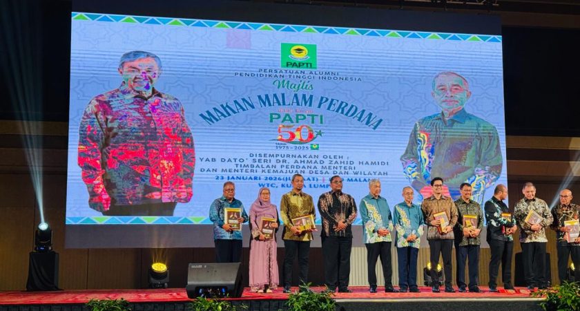 Timbalan Perdana Menteri Malaysia Ahmad Zahid Hamidi Serahkan Penghargaan kepada Rektor UINSU di Jubli Emas 50 Tahun PAPTI