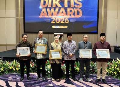 Masuk Jajaran PTKIN Terbaik Dunia, Rektor UINSU Terima Penghargaan dari Menteri Agama