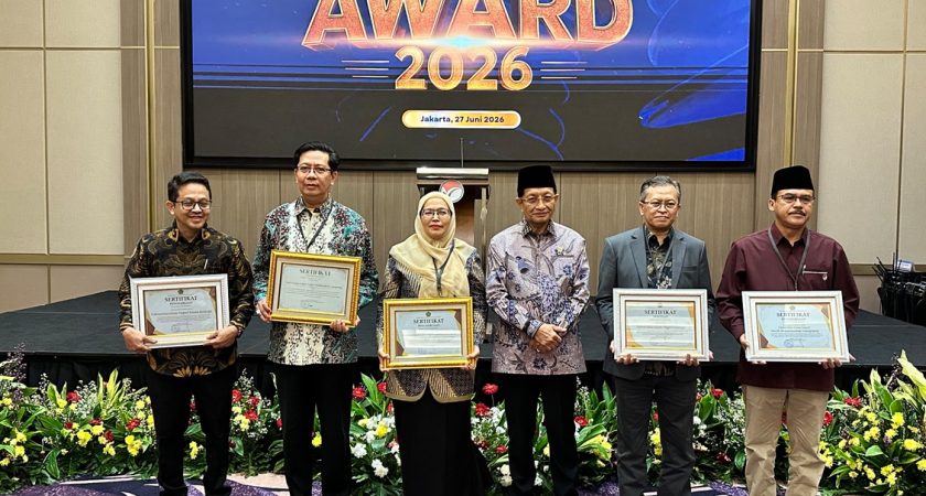 Masuk Jajaran PTKIN Terbaik Dunia, Rektor UINSU Terima Penghargaan dari Menteri Agama